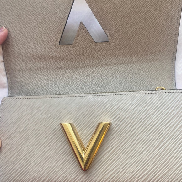 LV Twist  Wallet - Picture 2 of 15